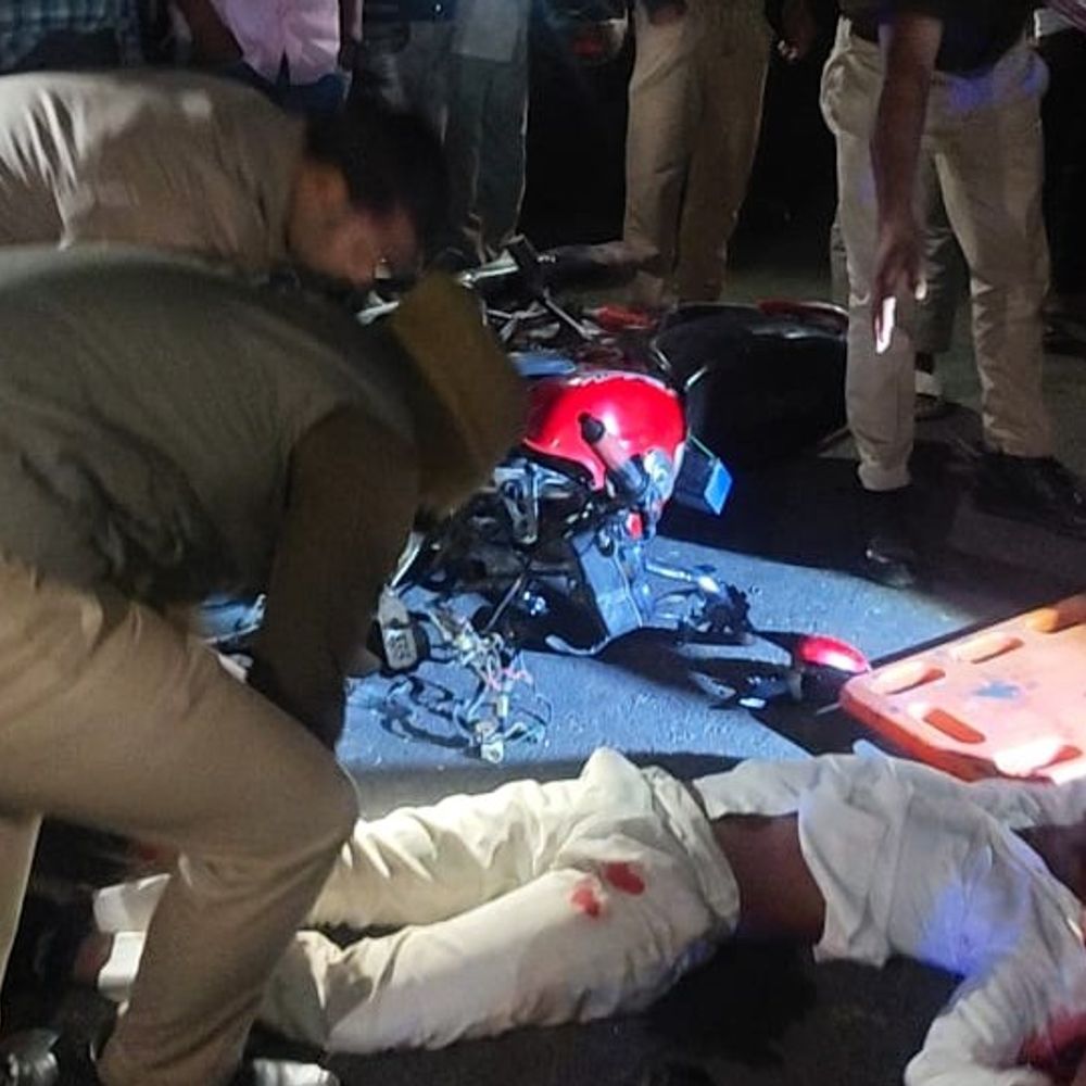 बाराबंकी में सड़क हादसे में दो युवकों की मौत:तेज रफ्तार बाइकों की आमने-सामने टक्कर, काम खत्म कर घर लौट रहे थे