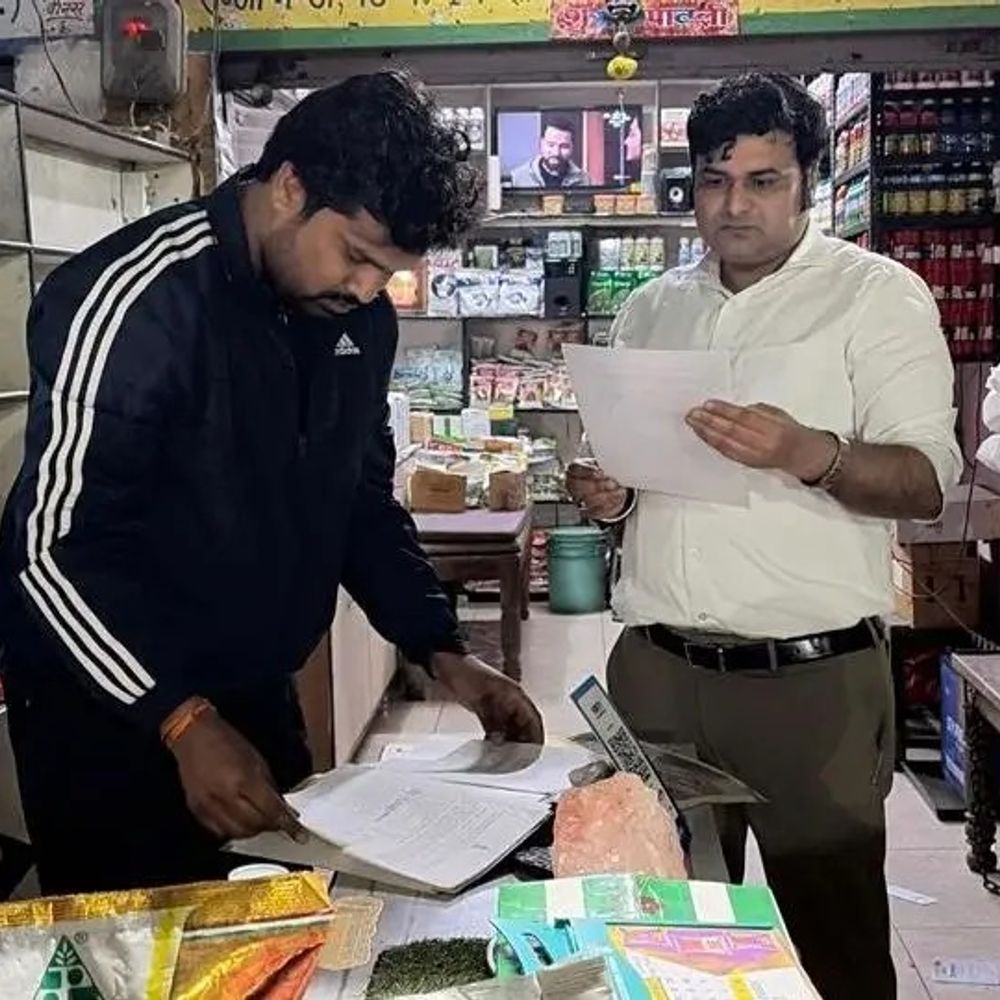 मुजफ्फरनगर में केंद्रीय टीम की पेस्टीसाइड फैक्ट्रियों पर छापेमारी:7 फैक्ट्रियों से सैंपल लिए गए, दुकानों की भी जांच