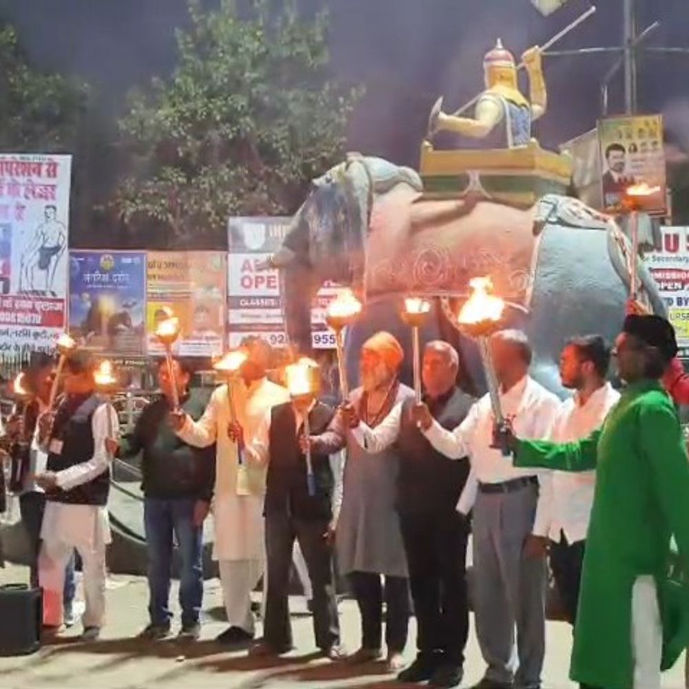 महोबा में बुंदेलखंड राज्य के लिए मशाल जुलूस:केंद्र सरकार से 2014 के वादे पर अलग राज्य बनाने की मांग