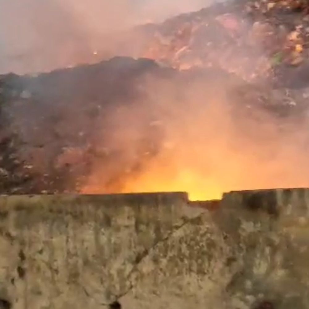 बागपत में डंपिंग ग्राउंड में लगी आग:बिजली सप्लाई बाधित, घंटों बाद भी पालिका का कोई कर्मचारी नहीं पहुंचा