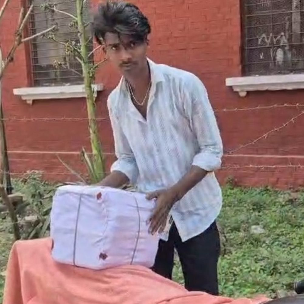 बोर्ड परीक्षा में उत्तरपुस्तिकाओं ले जाने के लिए नियम तोड़े:देवरिया में मोटरसाइकिल से संकलन केंद्र तक पहुंचाई, कार्रवाई की चेतावनी