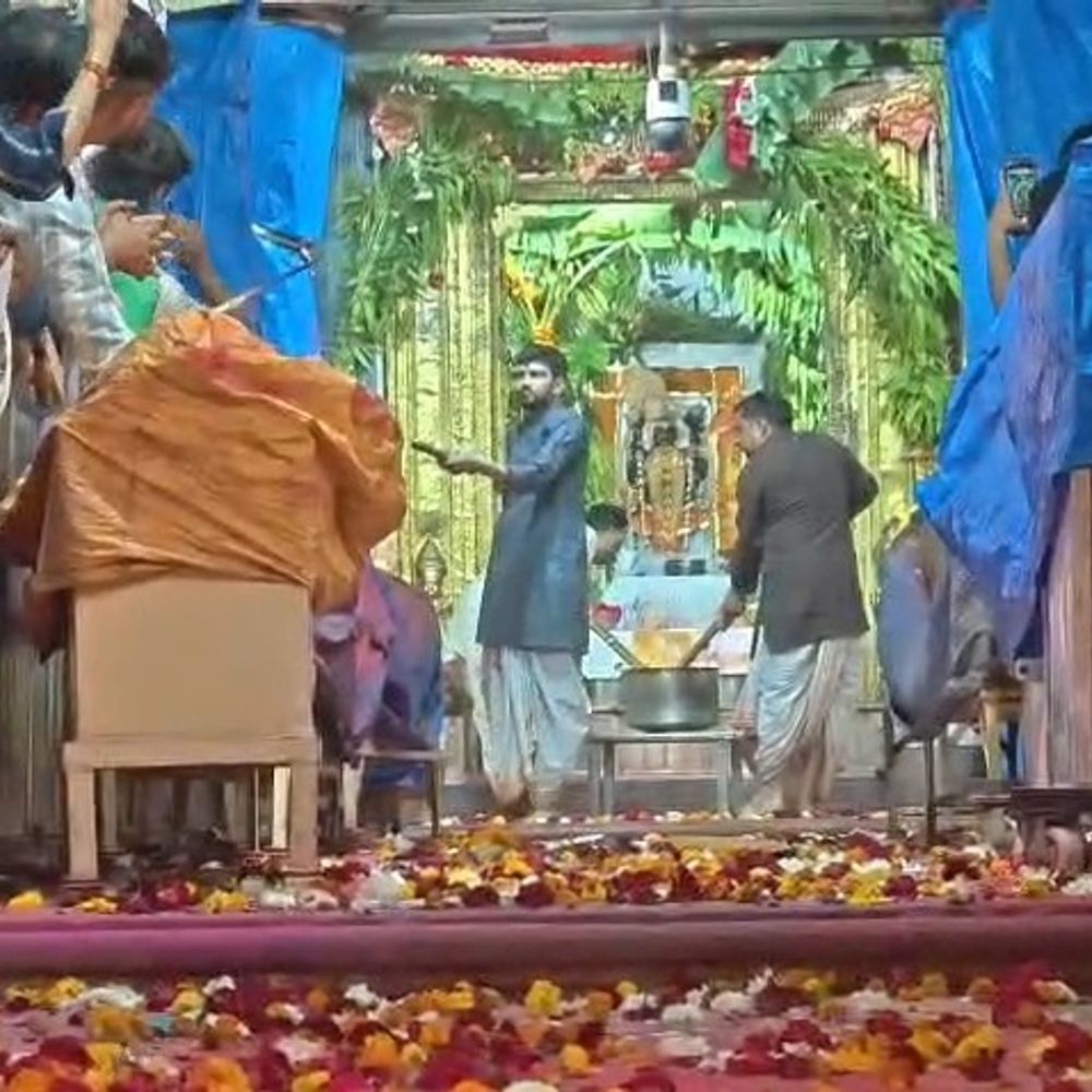 मथुरा के द्वारिकाधीश मंदिर में मनाई जा रही रंगभरनी एकादशी:वैष्णव परंपरा में पूजा-पाठ के बाद शुरू हुआ उत्सव, श्रद्धालु रंग और भक्ति में सराबोर