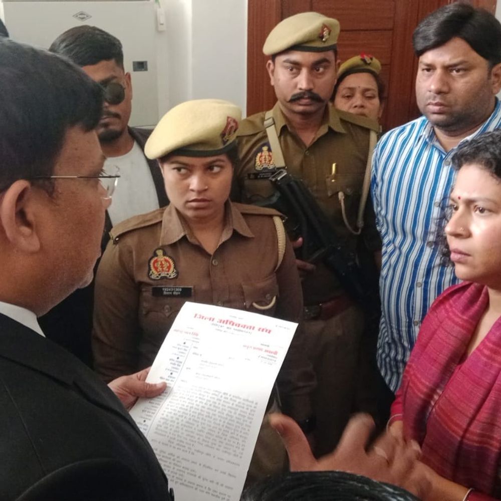 सीतापुर में अधिवक्ता से मारपीट, लखीमपुर बार का प्रदर्शन:कलेक्ट्रेट में नारेबाजी, पुलिसकर्मियों को सस्पेंड करने की मांग