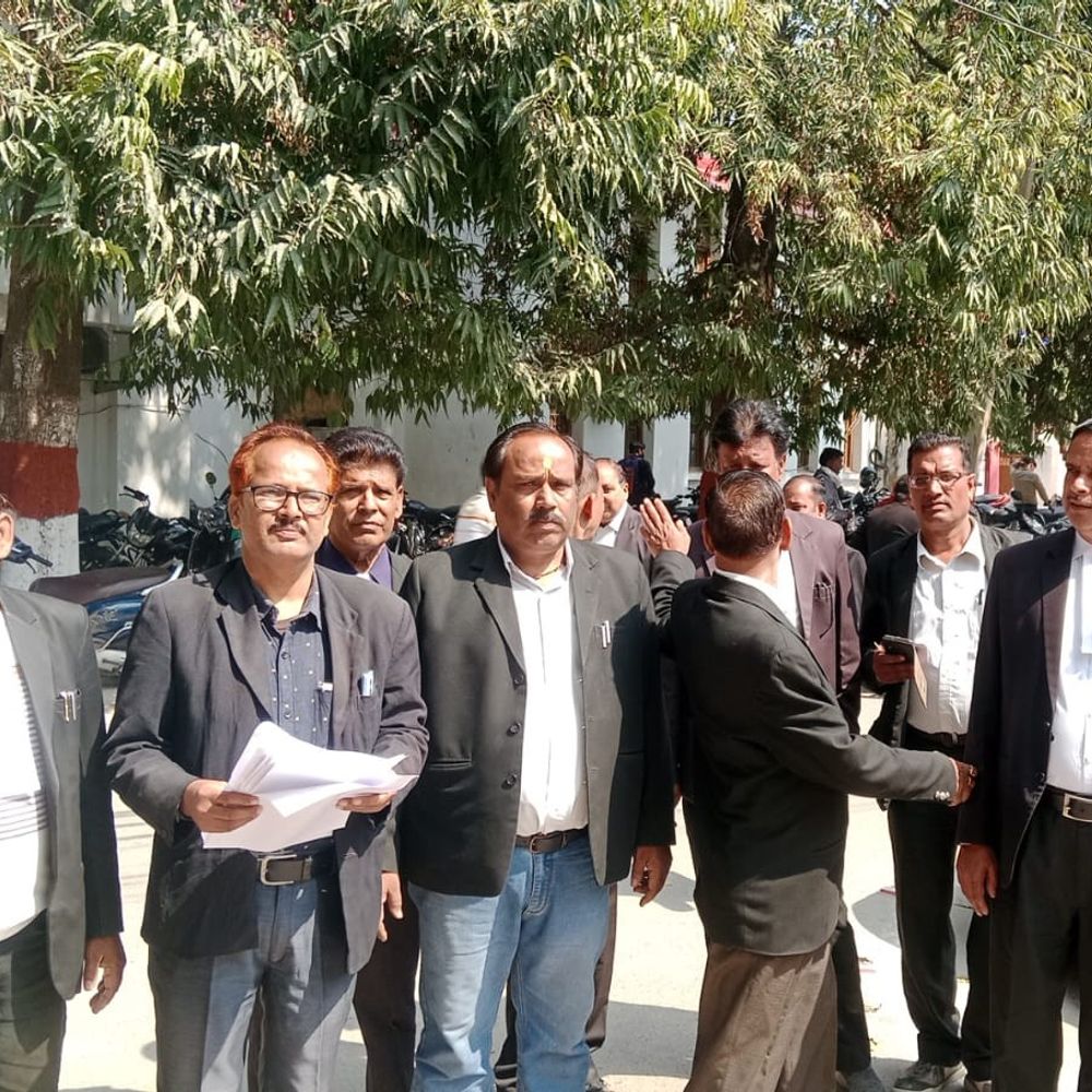 अधिवक्ता पर जानलेवा हमला, लाइसेंसी बंदूक लूटी:20-25 लोग घर में घुसे, पीड़ित ने एसपी से मिलकर कार्रवाई की मांग की