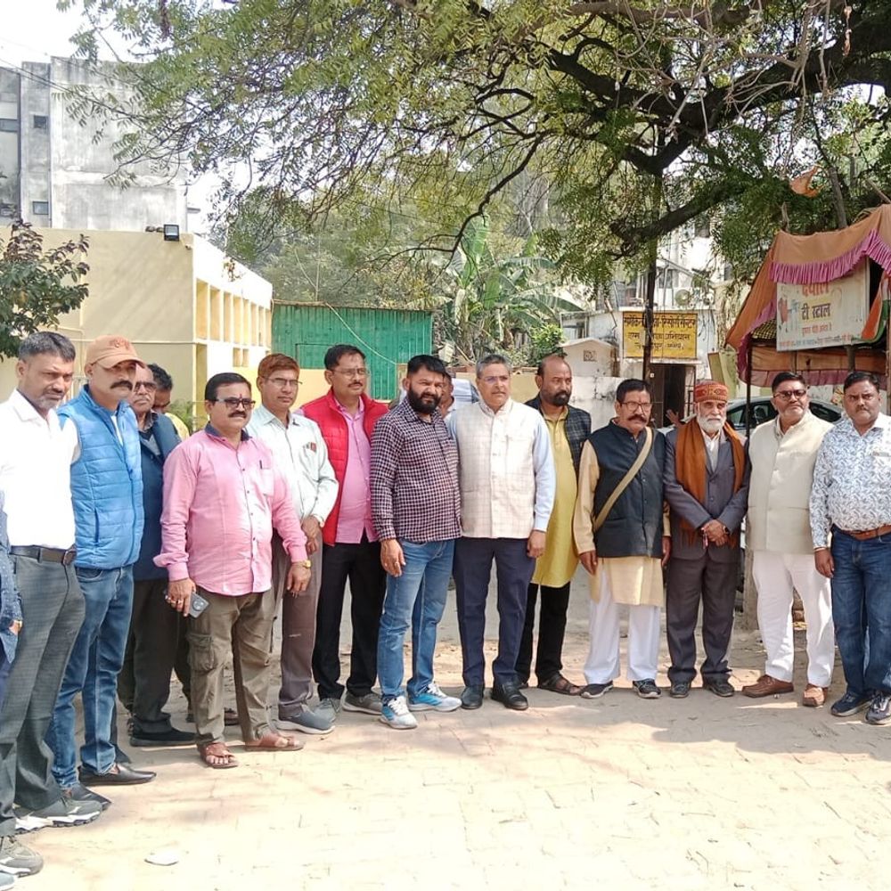 लखीमपुर-खीरी में दलित पैंथर की चेतावनी:बीएसए कार्यालय पर पुलिस बल तैनात, ब्राह्मण संगठन भी सक्रिय