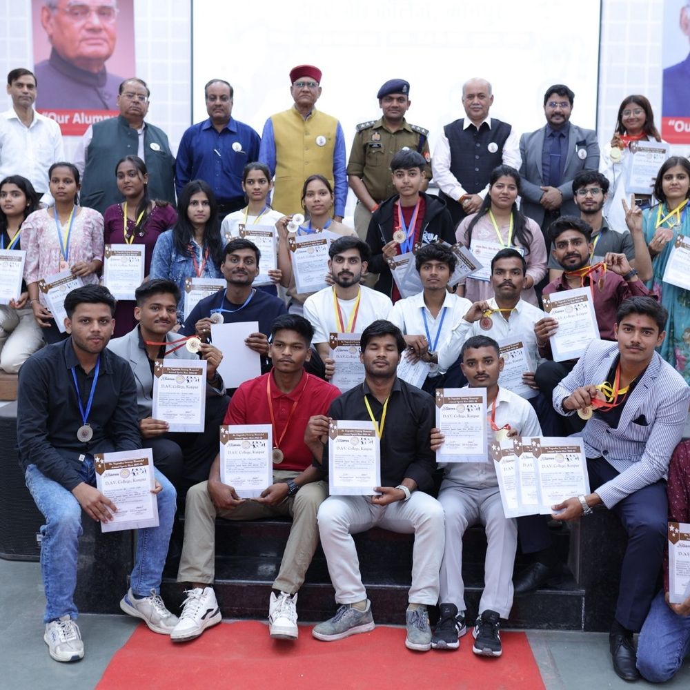 DAV कॉलेज में दिखा अलग नजारा:जिस कॉलेज का छात्र, उसी मंच पर बना 'गुरु'; मेडल पाकर खिले खिलाड़ियों के चेहरे