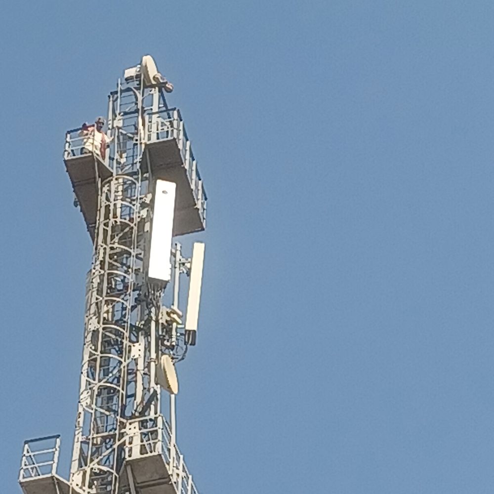 सफाई कर्मी अभ्यर्थी 80 फीट ऊंचे टावर पर चढ़ा:नियुक्ति न होने से नाराज, पुलिस प्रशासन मनाने में जुटा