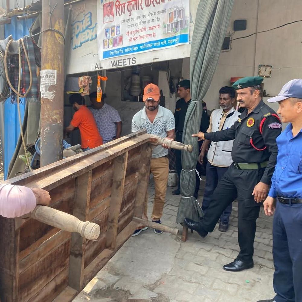 सहारनपुर में नगर निगम ने हटाया अतिक्रमण:मुख्यमंत्री पोर्टल की शिकायत पर तालाब और दुकानों को कराया कब्जामुक्त