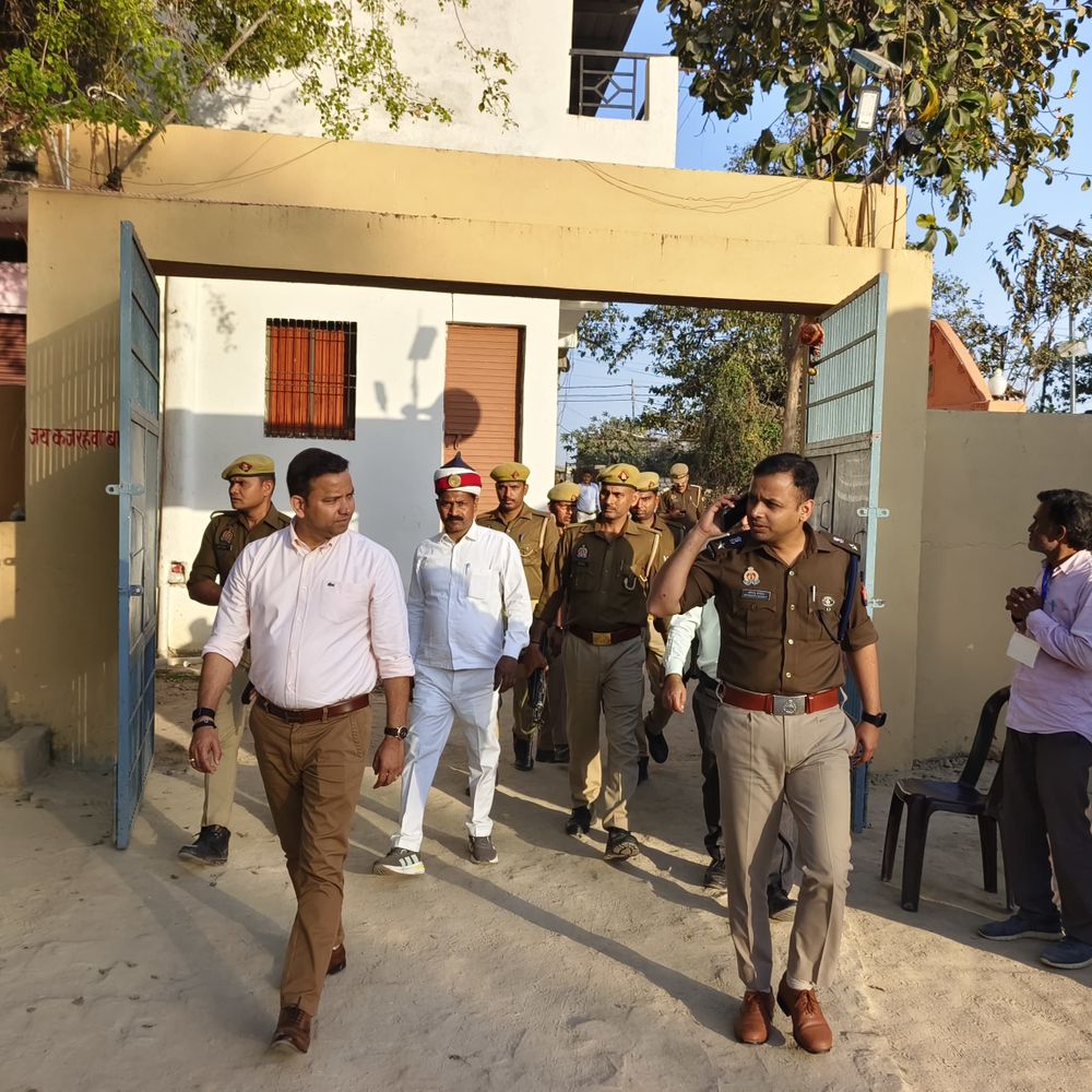 भदोही में 1993 बच्चों ने छोड़ी बोर्ड परीक्षा:डीएम- एसपी ने परीक्षा केंद्रों का निरीक्षण किया, सीसीटीवी से निगरानी देखी