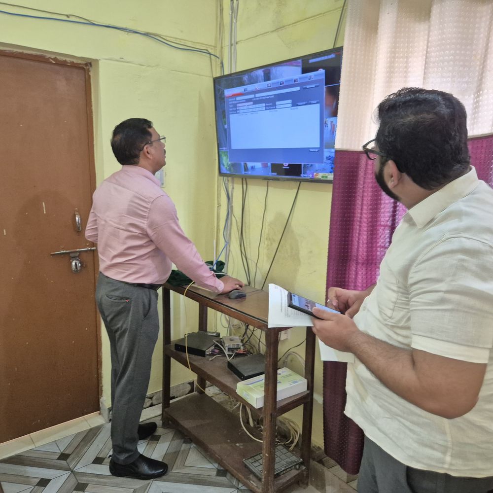 जालौन डीएम ने ईवीएम-वीवीपैट वेयरहाउस का निरीक्षण किया:सुरक्षा व्यवस्था और अभिलेख संधारण पर दिए निर्देश