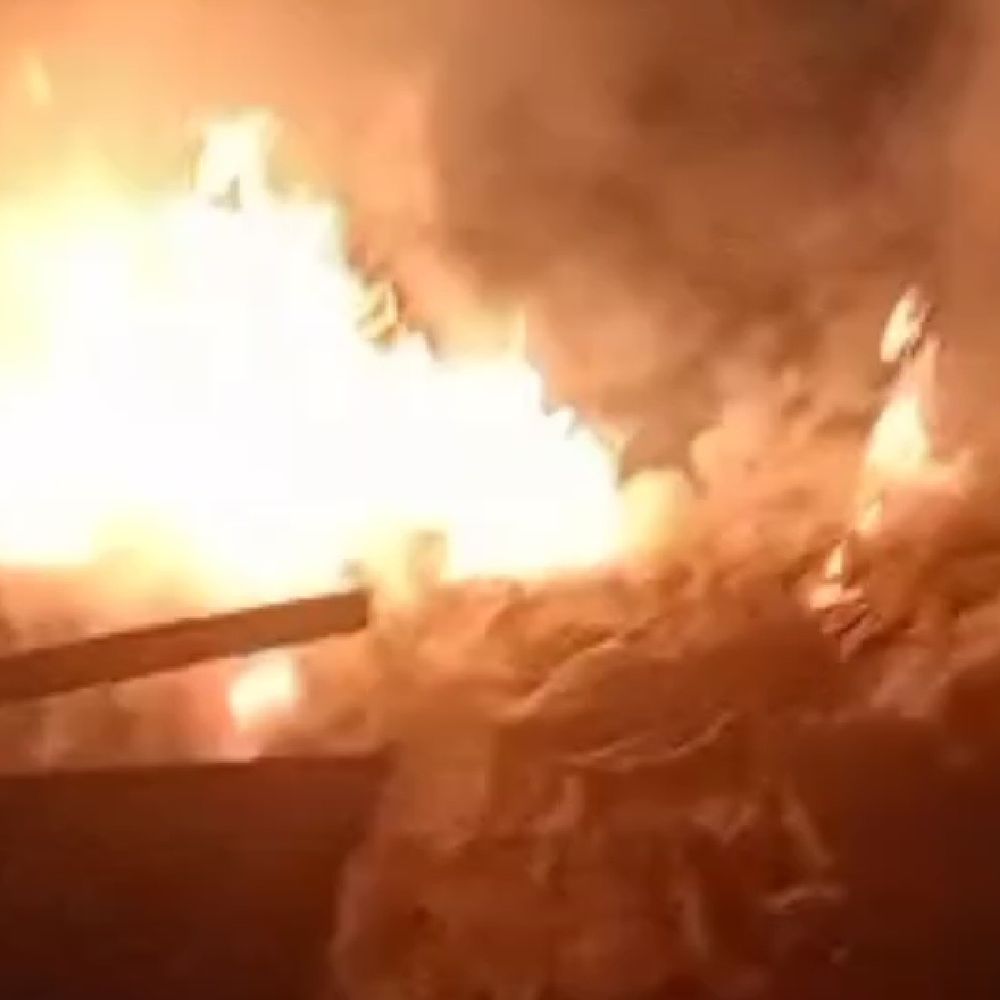 देवरिया में महिला की झोपड़ी में आग:गृहस्थी जलकर राख; पड़ोसियों पर लगाया आरोप; ग्रामीणों ने बुझाई आग, पुलिस जांच में जुटी