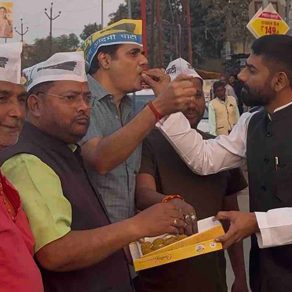 गोरखपुर में आप कार्यकर्ताओं ने मनाया जश्न:एक दूसरे को मिठाई खिलाकर दी बधाई, फैसले को बताया न्याय की जीत