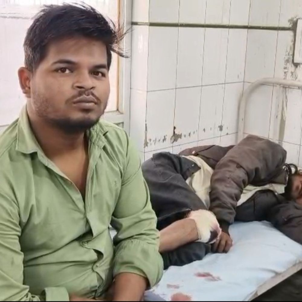 चित्रकूट में ई-रिक्शा पलटा:चालक गंभीर रूप से घायल, परिजनों ने जिला अस्पताल में कराया भर्ती; इलाज जारी