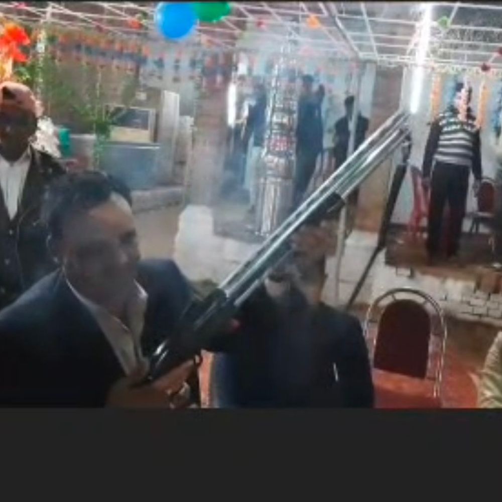 बाराबंकी में हर्ष फायरिंग का VIDEO:शादी समारोह के दौरान घटना, जनसत्ता दल लोकतांत्रिक के पदाधिकारियों पर कार्रवाई की मांग