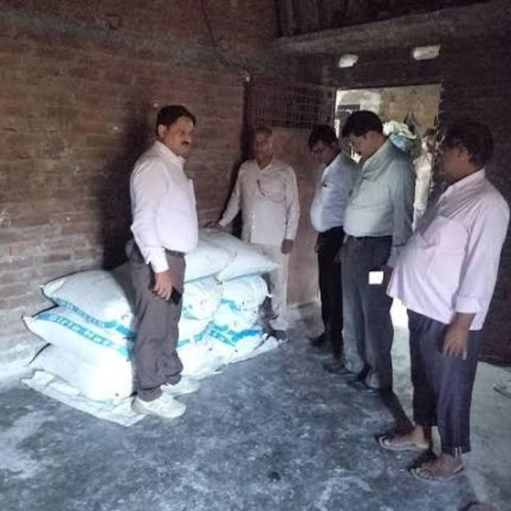 होली को लेकर कुशीनगर में खाद्य विभाग की छापेमारी:मिलावट रोकने को 13 प्रतिष्ठानों से लिए गए नमूने