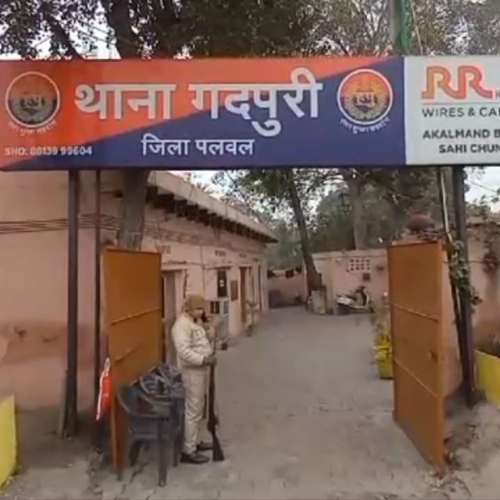 पलवल पुलिस पर हमला, SHO की गाड़ी पर बरसाए पत्थर:  होमगार्ड और एसपीओ घायल; 2 महिलाओं समेत तीन गिरफ्तार – Palwal News