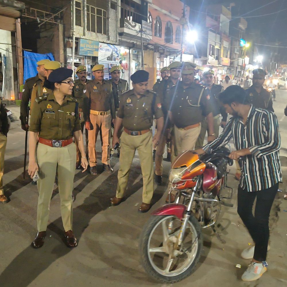 कानपुर देहात एसपी ने पुखरायां में किया पैदल गश्त:होली-रमजान के मद्देनजर सुरक्षा व्यवस्था का लिया जायजा