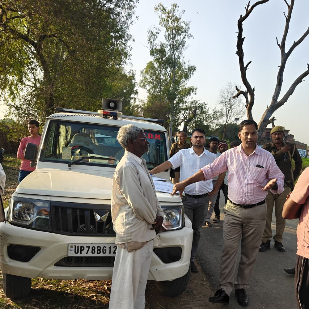 घाटमपुर में 'मेड़ पर न्याय' अभियान शुरू:प्रशासन ने खेत पर पहुंचकर बंटवारे के पुराने मुकदमे निपटाए