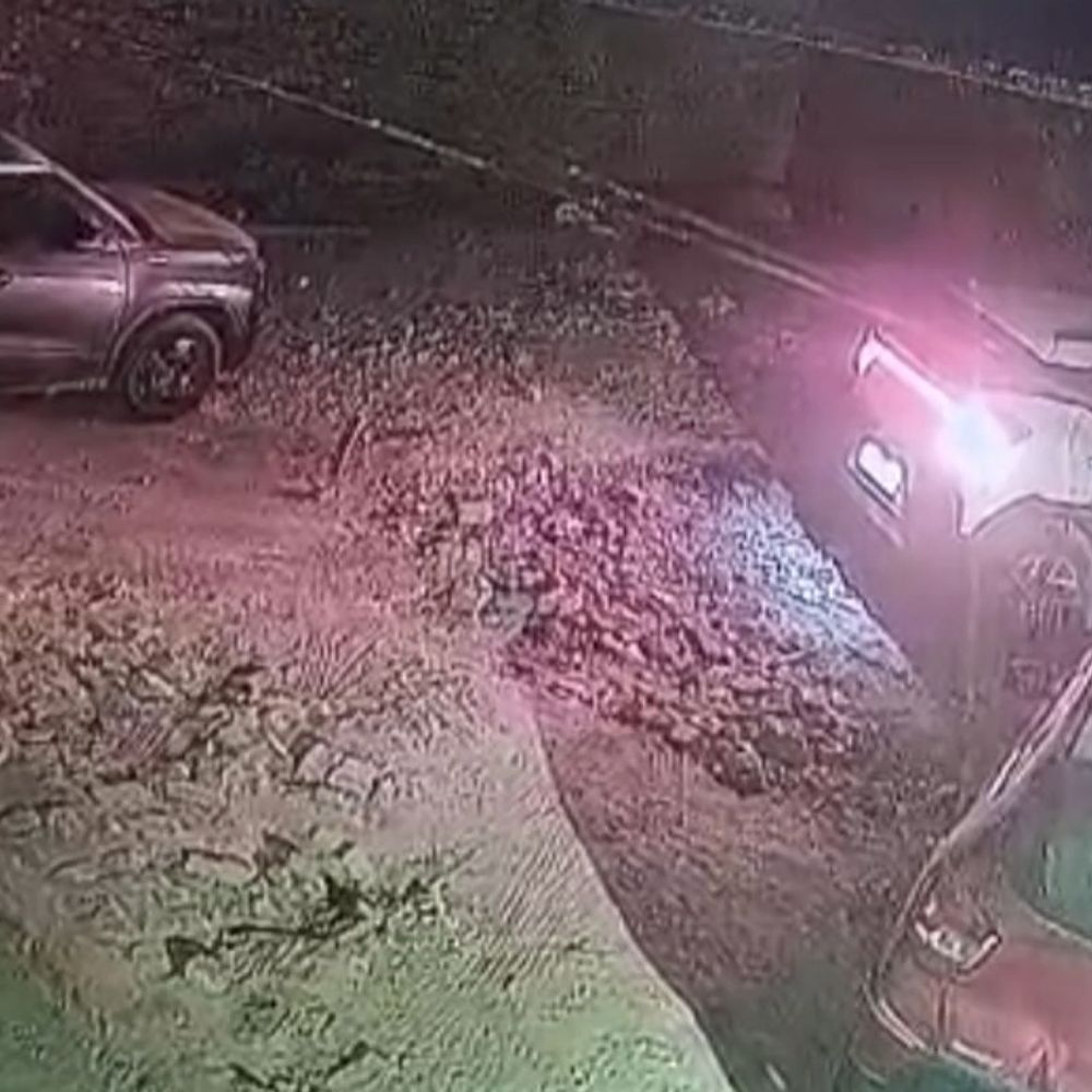 बैक गियर में खड़ी कार को टक्कर मारी:घटना का CCTV आया सामने, गाड़ी के परखच्चे उड़े