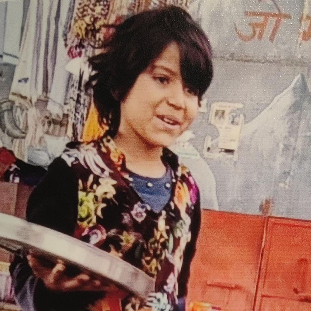 हापुड़ के ब्रजघाट में गंगा में बच्ची का CCTV सामने:नाव से दूसरी नाव पर जाते समय बिगड़ा संतुलन, नारियल पकड़ने की कोशिश में गिरी