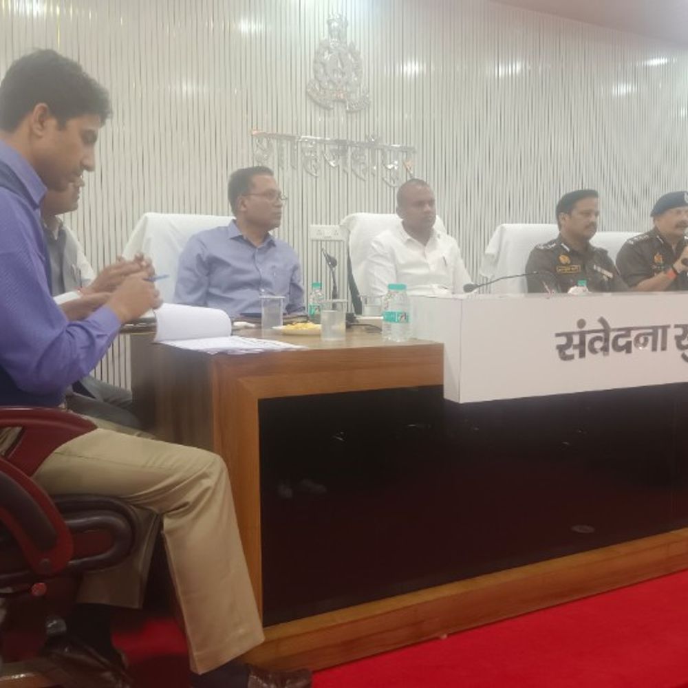 शाहजहांपुर में कमिश्नर-डीआईजी ने की बैठक:लॉट साहब जुलूस में कांच की बोतलें फेंकने पर सख्त चेतावनी, बोले-कठोर कार्रवाई होगी