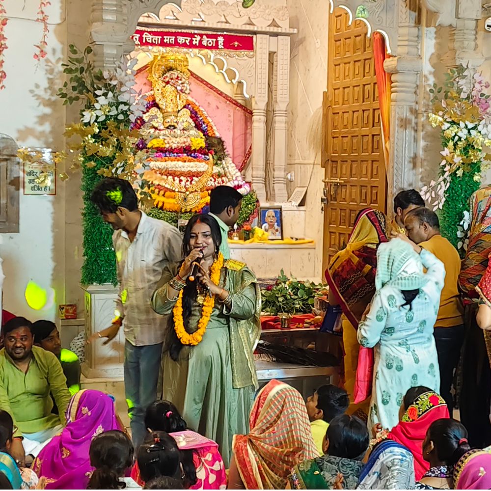 खाटू श्याम मंदिर में फाल्गुनी एकादशी पर श्रद्धालुओं की भीड़:कौशांबी में भक्तों ने संकीर्तन के साथ खेली फूलों की होली, जयकारों से गूंजा परिसर