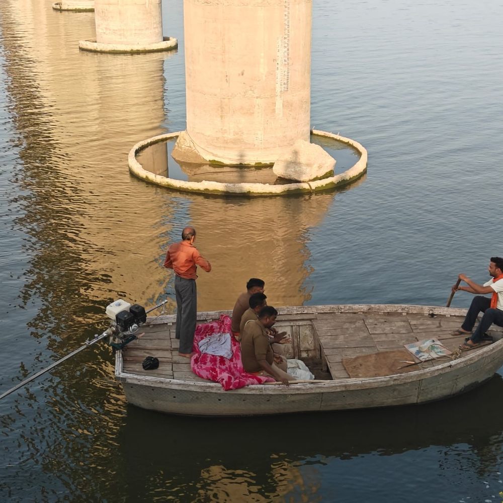 महिला ने 5 साल की बेटी को नदी में फेंका:खुद भी कूदी, राहगीरों ने बचाई जान; बच्ची की तलाश जारी