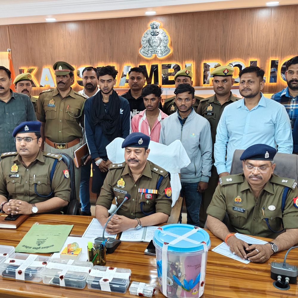 कौशांबी में दंपती से लूटकांड का खुलासा:तीन आरोपी गिरफ्तार, जेवर, नकदी; तमंचा और बाइक बरामद