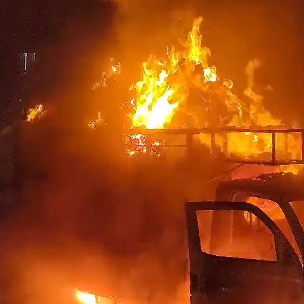 सीतापुर में सड़क किनारे खड़े पिकअप वाहन में लगी आग,VIDEO:लाई से लदे वाहन में शॉर्ट सर्किट की आशंका, दमकल कर्मियों ने पाया काबू