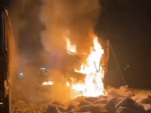 100 की स्पीड में 2 ट्रकों की टक्कर,ड्राइवर-खलासी जिंदा जले:लोग बोले- 10 मिनट तक बचाओ-बचाओ चिल्लाते रहे; 1 घंटे देर से पहुंची दमकल