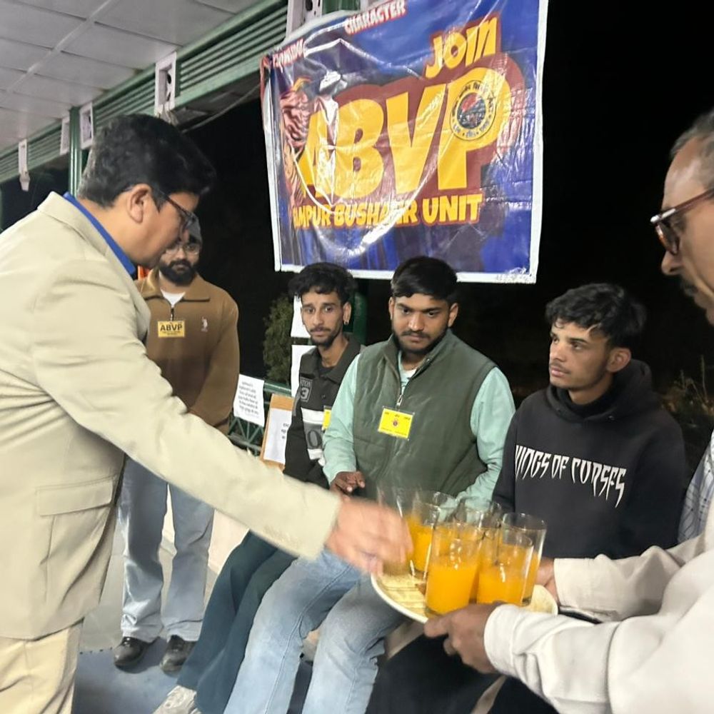 प्रशासन के आश्वासन के बाद एबीवीपी कार्यकर्ताओं ने तोड़ा अनशन:  शिमला में एसडीएम ने पिलाया जूस, 56 घंटे की भूख हड़ताल समाप्त – Rampur (Shimla) News