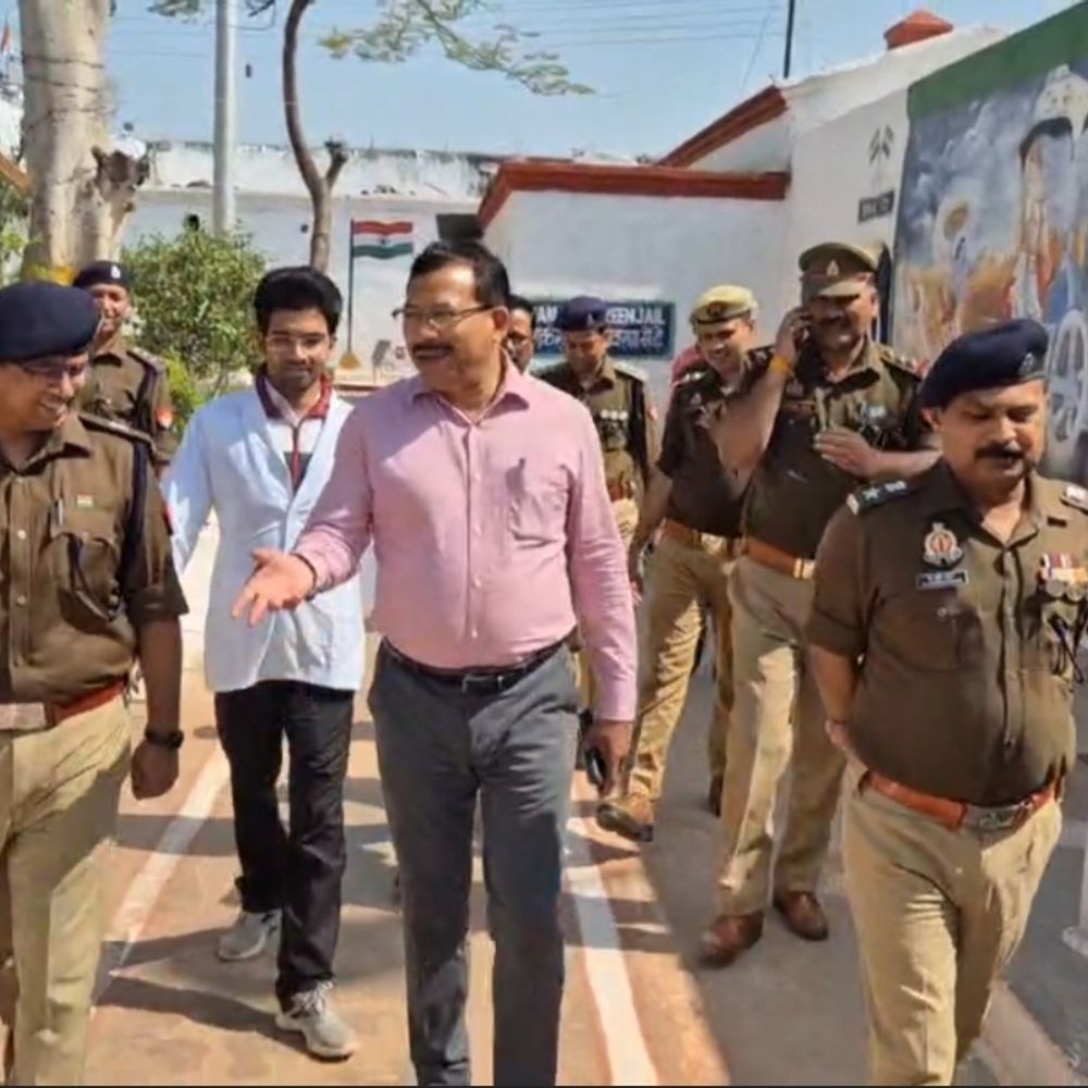 जालौन जिला कारागार का डीएम-एसपी ने किया औचक निरीक्षण:होली के लिए कैदियों द्वारा बनाए जा रहे हर्बल गुलाल को देखा, बैरक में जाकर कैदियों से बात की