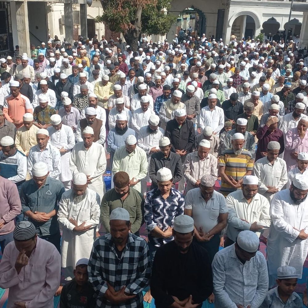 अमरोहा में रमजान के दूसरे जुमे की नमाज:मस्जिदों में उमड़ी नमाजियों की भारी भीड़, अमन-चैन की दुआ मांगी