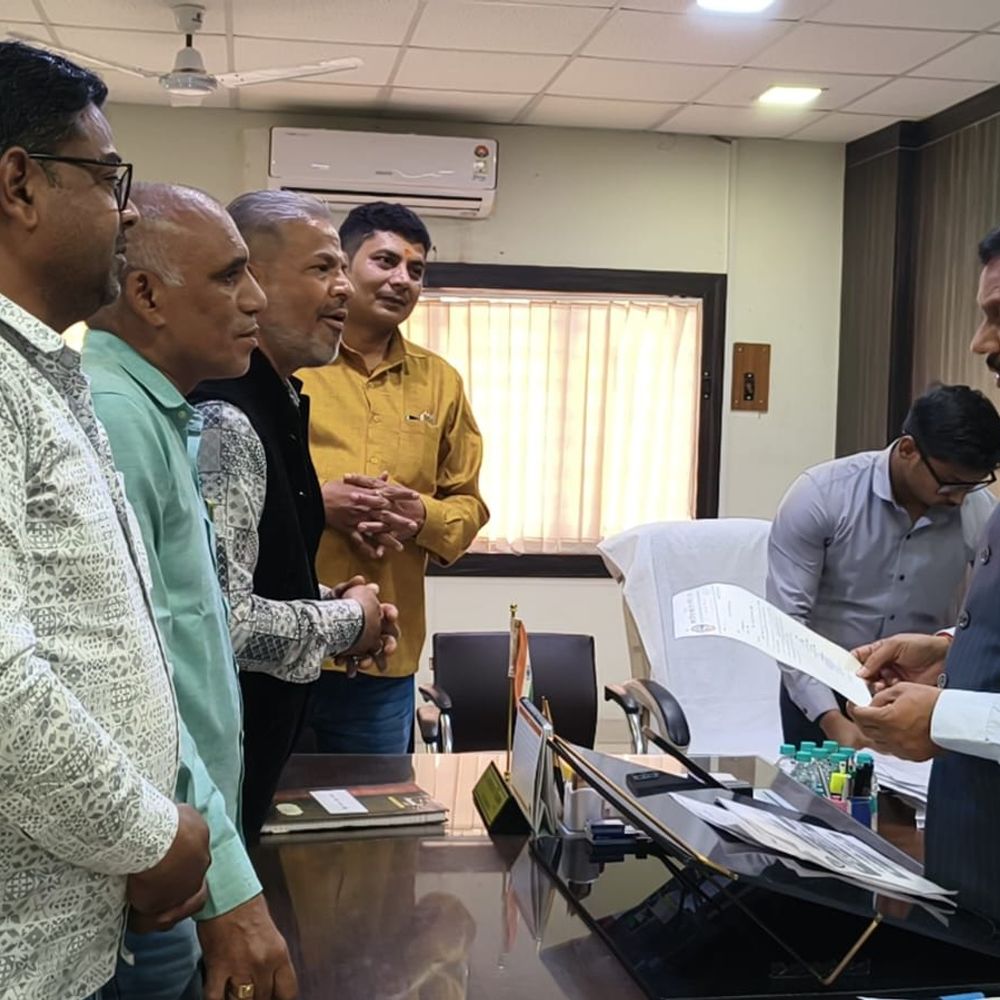 औरैया में डीएम से मिला समाजसेवी संगठन:यमुना तट के अंत्येष्टि स्थलों, स्नान कुंड के जीर्णोद्धार की मांग