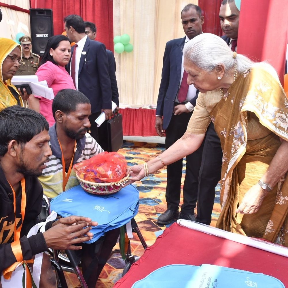 राज्यपाल आनंदी बेन पटेल ने दिव्यांग बच्चों से संवाद किया:गाजीपुर में कहा- दिव्यांगता प्रतिभा में बाधा नहीं; बांटे सहायक उपकरण
