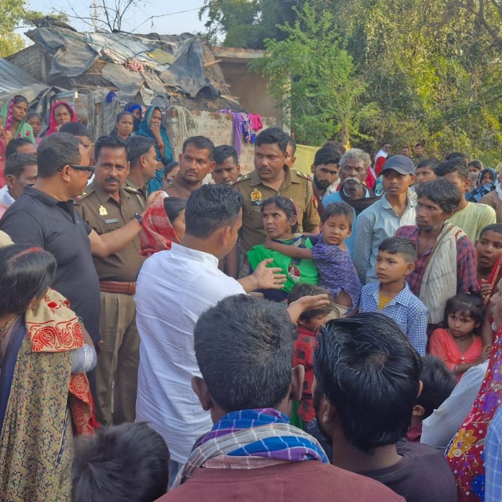 अयोध्या में मां की मौत के बाद बच्चे बेसहारा:समाजसेवी ने दी एक लाख रुपए की आर्थिक मदद, पढ़ाई का पूरा खर्च उठाएंगे