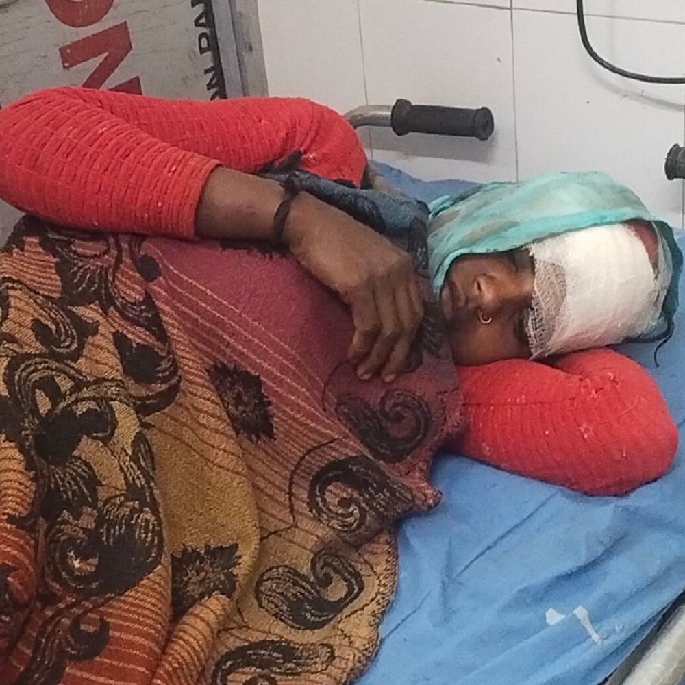 जमीनी विवाद में परिवार पर हमला, पांच घायल:ललितपुर में महिला सहित पांच लोगों से मारपीट, चार की हालत गंभीर