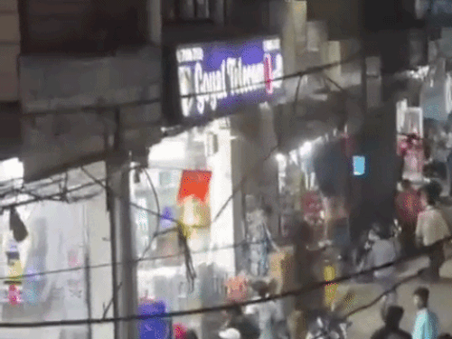 लुधियाना में दुकान के बाहर गुंडागर्दी,VIDEO:  बदमाशों ने शीशें और लोगों के वाहन तोड़े, पुलिस की ढीली कार्रवाई से लोग नाराज – Ludhiana News