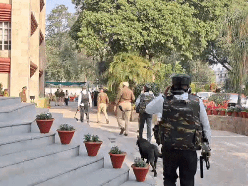 चंडीगढ़ के दो स्कूलों को बम से उड़ाने की धमकी:  पहले मिल थी 30 स्कूल को, विवेक हाई स्कूल और गुरुकुल भवन विद्यालय में जांच – Chandigarh News