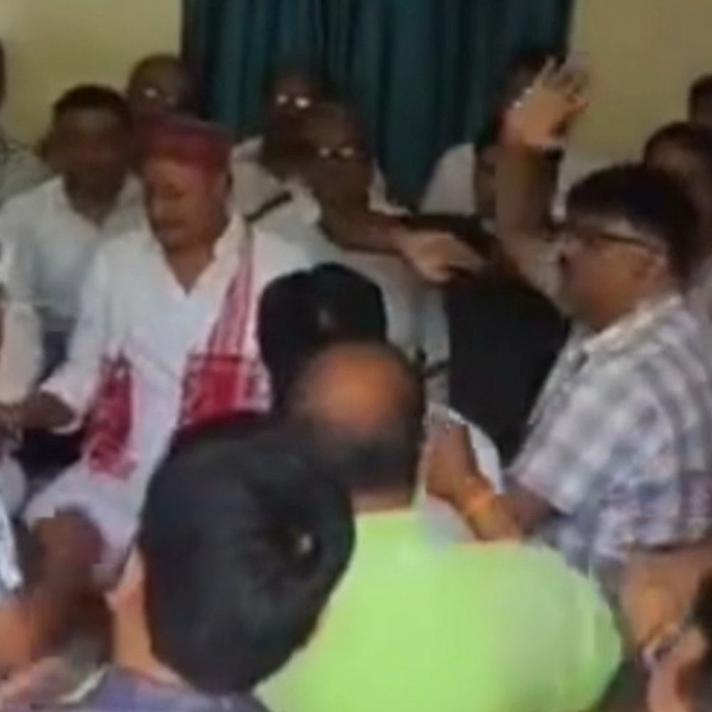 शिक्षक आत्महत्या प्रकरण, बीएसए की बर्खास्तगी की मांग:माध्यमिक शिक्षक संघ ने प्रशासन पर लगाए गंभीर आरोप