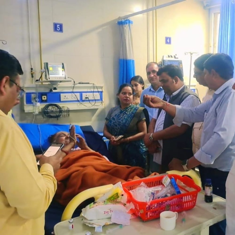 बीएसए रतन कीर्ति आईसीयू में भर्ती शिक्षिका से मिलीं:डॉक्टरों से ली स्वास्थ्य की जानकारी, परिवार को दिया भरोसा