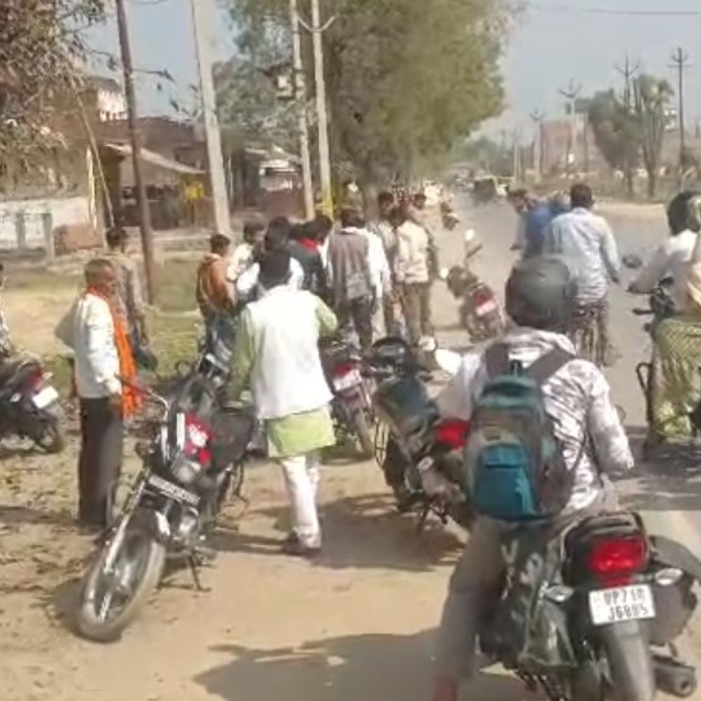 दो वाहनों के टक्कर के बाद हंगामा:भीड़ ने लोडर और ई-रिक्शा चालक को पीटा, किसी ने नहीं दी तहरीर