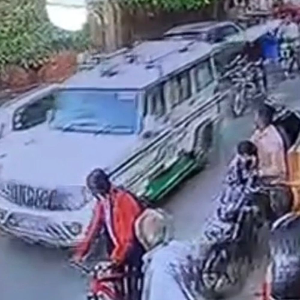 एसडीएम लिखी गाड़ी ने अधिवक्ता को टक्कर मारी, VIDEO:मां-भांजे के साथ बहन को देखने अस्पताल जा रहे थे, विरोध पर ड्राइवर ने गाली दी