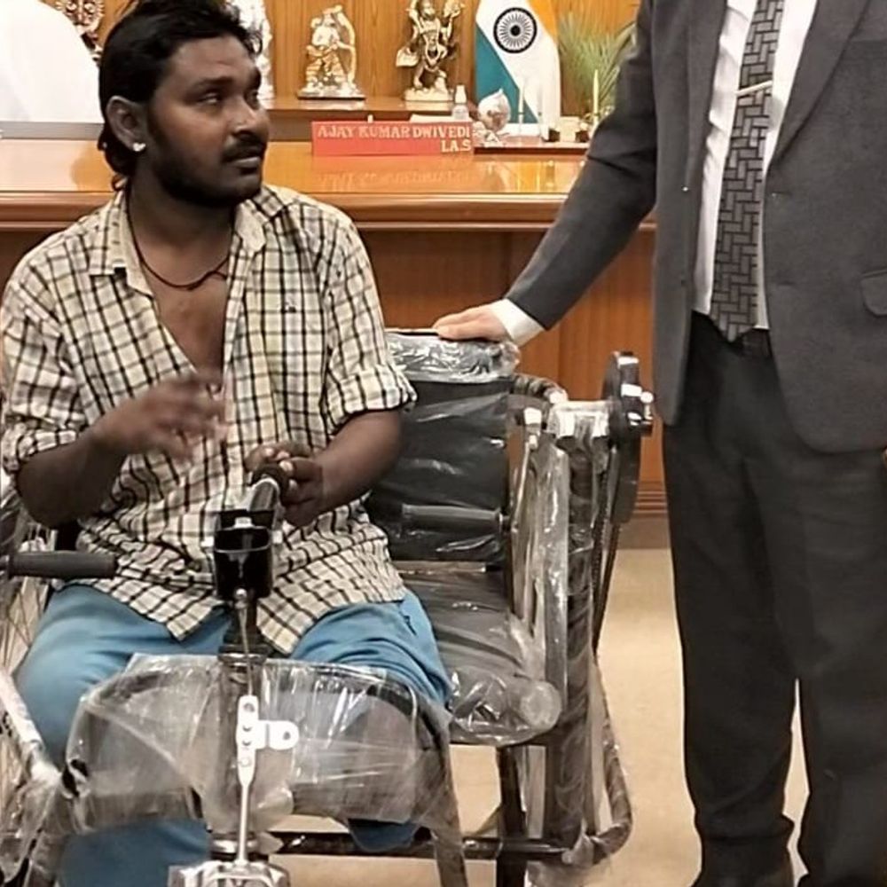 डीएम ने दिव्यांग को दी ट्राईसाइकिल:जनता दर्शन में सुनी जनसमस्याएं, तुरंत निस्तारण के दिए निर्देश