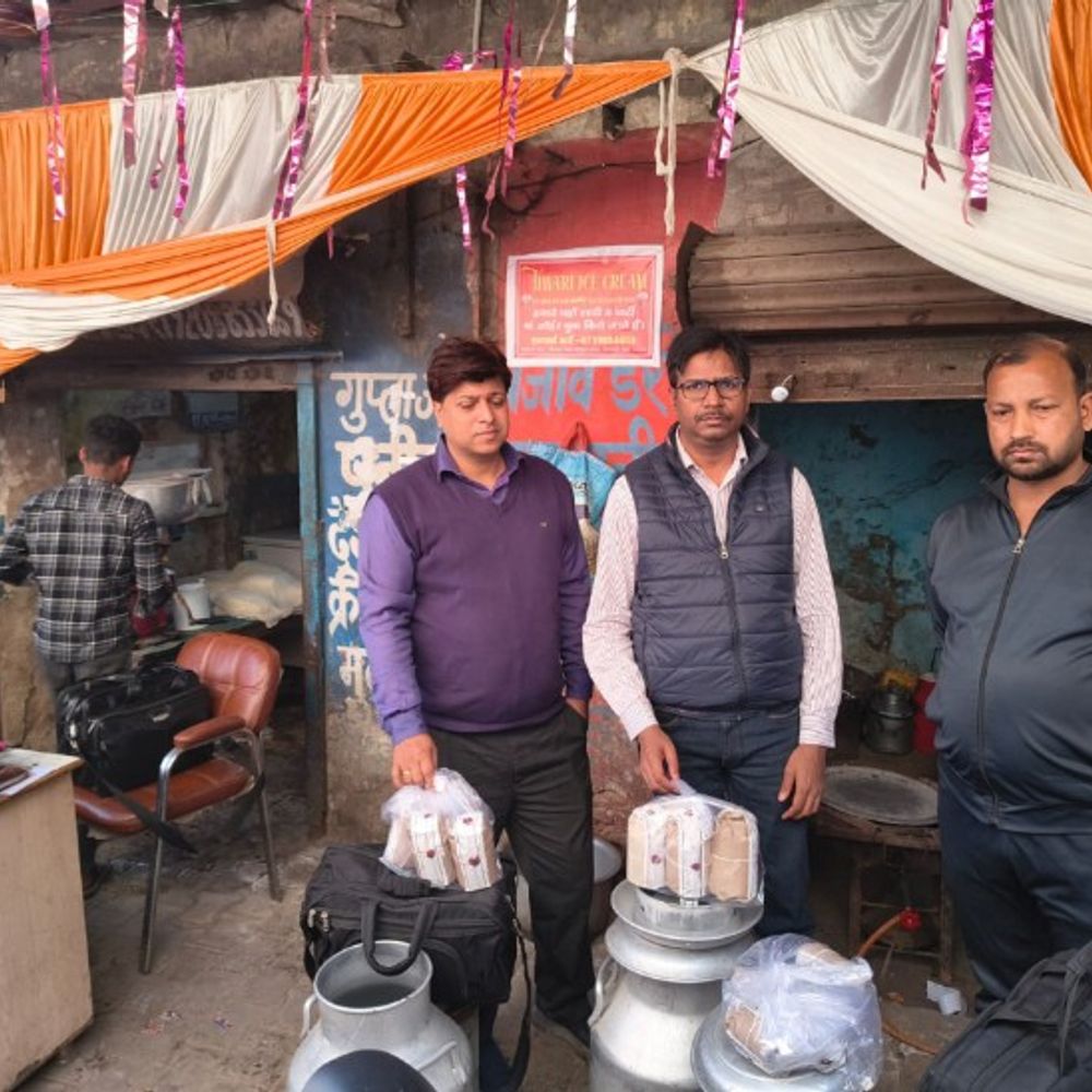 शाहजहांपुर में एक कुंटल खोया, 60 किलो मिठाई नष्ट:खाद्य विभाग ने लिए कई नमूने, होली तक जारी रहेगी कार्रवाई