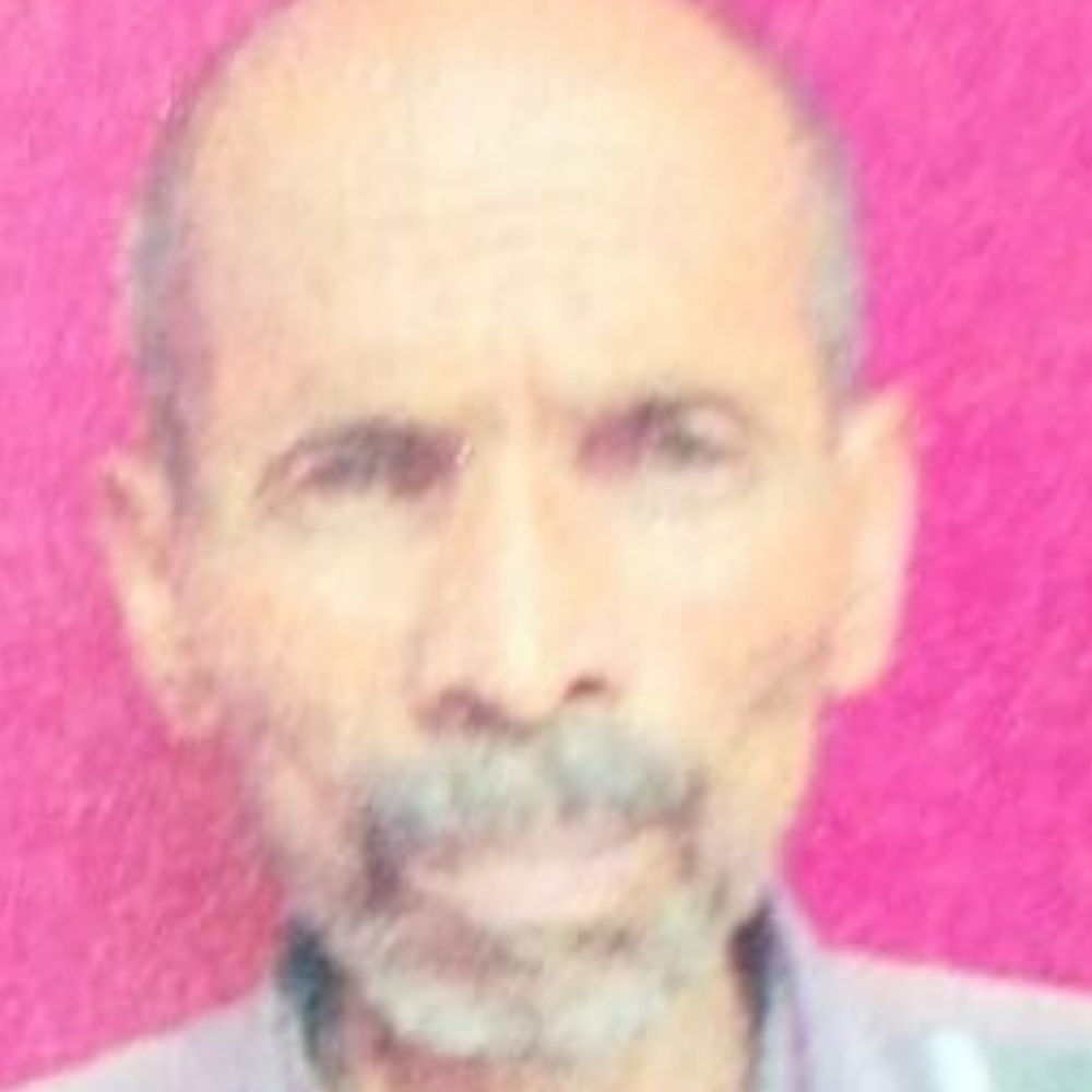 उन्नाव में किसान का शव पेड़ से लटका मिला:बेटे ने हत्या का आरोप लगाया, पुलिस ने शव नीचे उतरवाया