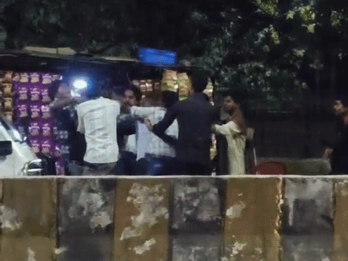 शाहजहांपुर मेडिकल कॉलेज गेट पर मारपीट, VIDEO:  चाय की दुकान पर गाली-गलौज के बाद घटना, पुलिस देखकर भागे दबंग – Shahjahanpur News