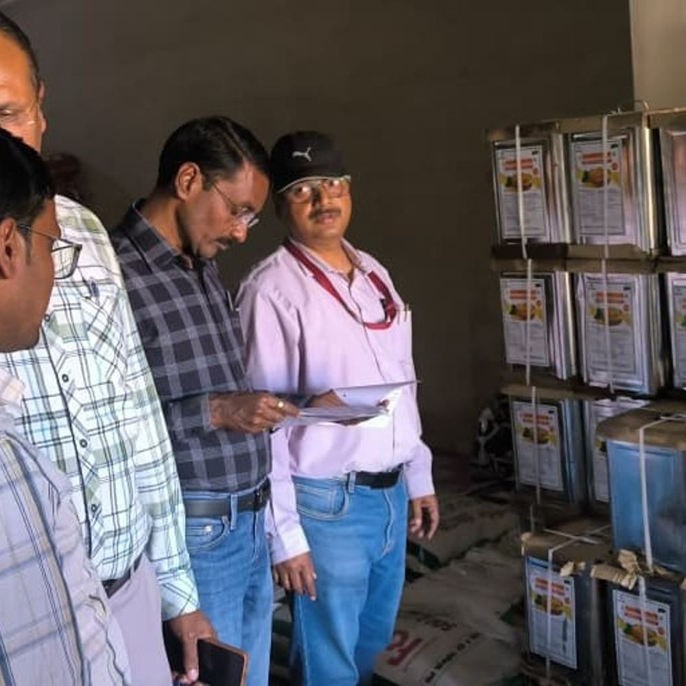 आजमगढ़ में खाद्य विभाग की छापेमारी लिए गए 9 नमूने:813 किलोग्राम कन्फेक्शनरी और सोयाबीन तेल को किया गया ज़ब्त, लगातार चल रहा है अभियान