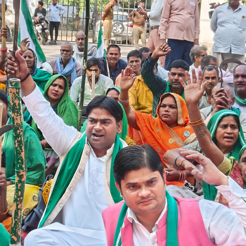 LDA के बाहर किसानों का जमकर प्रदर्शन:पुतले को डंडे से पीटा , 'LDA चोर है' का नारा लगाया अशोक बोले 40 सालों से गुमराह किया जा रहा है