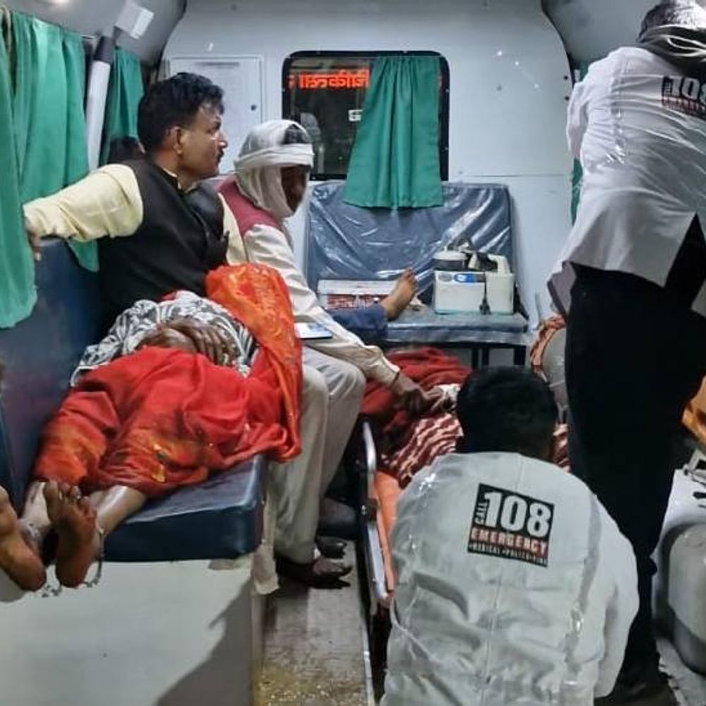 झांसी में ट्रैक्टर-टॉली पलटने से महिला की मौत, 11 घायल:बेटा होने की खुशी में बैरागढ़ मंदिर में घंटा चढ़ाकर लौट रहे थे, नशे में धुत था ड्राइवर